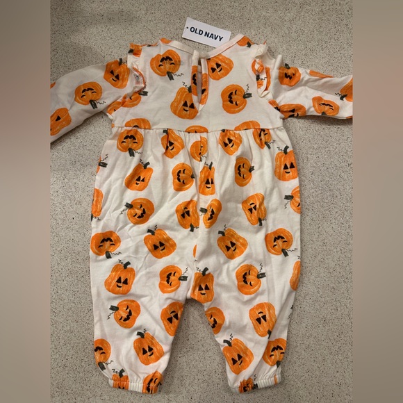 BNWT Old Navy Pumpkin Fall Sleeper Outfit 0-3 months - Picture 4 of 6